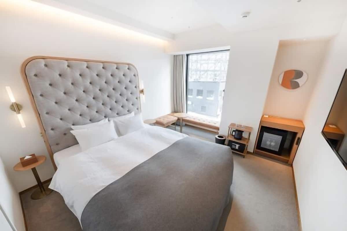 Down duvets, in-room safe, blackout curtains, free WiFi