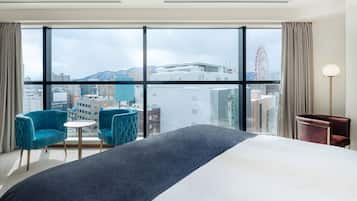 Deluxe Room, 1 King Bed, Panoramic City View, Non Smoking