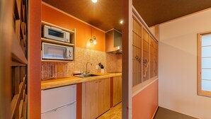 Eine kleine Küche mit Mikrowelle, Toaster und Spüle.