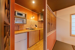 Private Vacation Home | Private kitchenette | Fridge, microwave, stovetop, rice cooker - Yadoya Asakusa Sen no Sato (Tokyo)