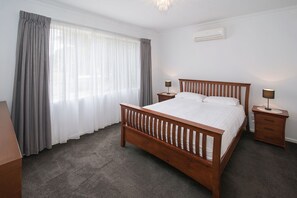 5 bedrooms, iron/ironing board, WiFi, bed sheets
