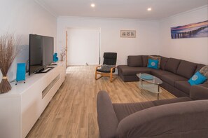 Flat-screen TV, DVD player - THE SAND CASTLE - Holiday Sanctuary near the beach (Broadwater)