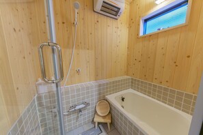 Casa (Private Vacation Home) | Baño | Tina y regadera independientes, amenidades de baño gratuitas, toallas 