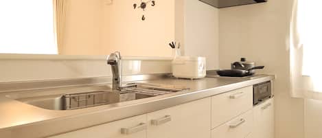 Grand réfrigérateur, micro-ondes, bouilloire électrique, grille-pain