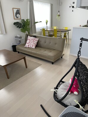 Hus (Private Vacation Home) | Opholdsområde | 32-tommers fladskærms-tv med digitale kanaler, tv