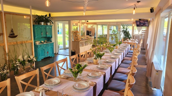 2 restaurants; breakfast, lunch and dinner served 