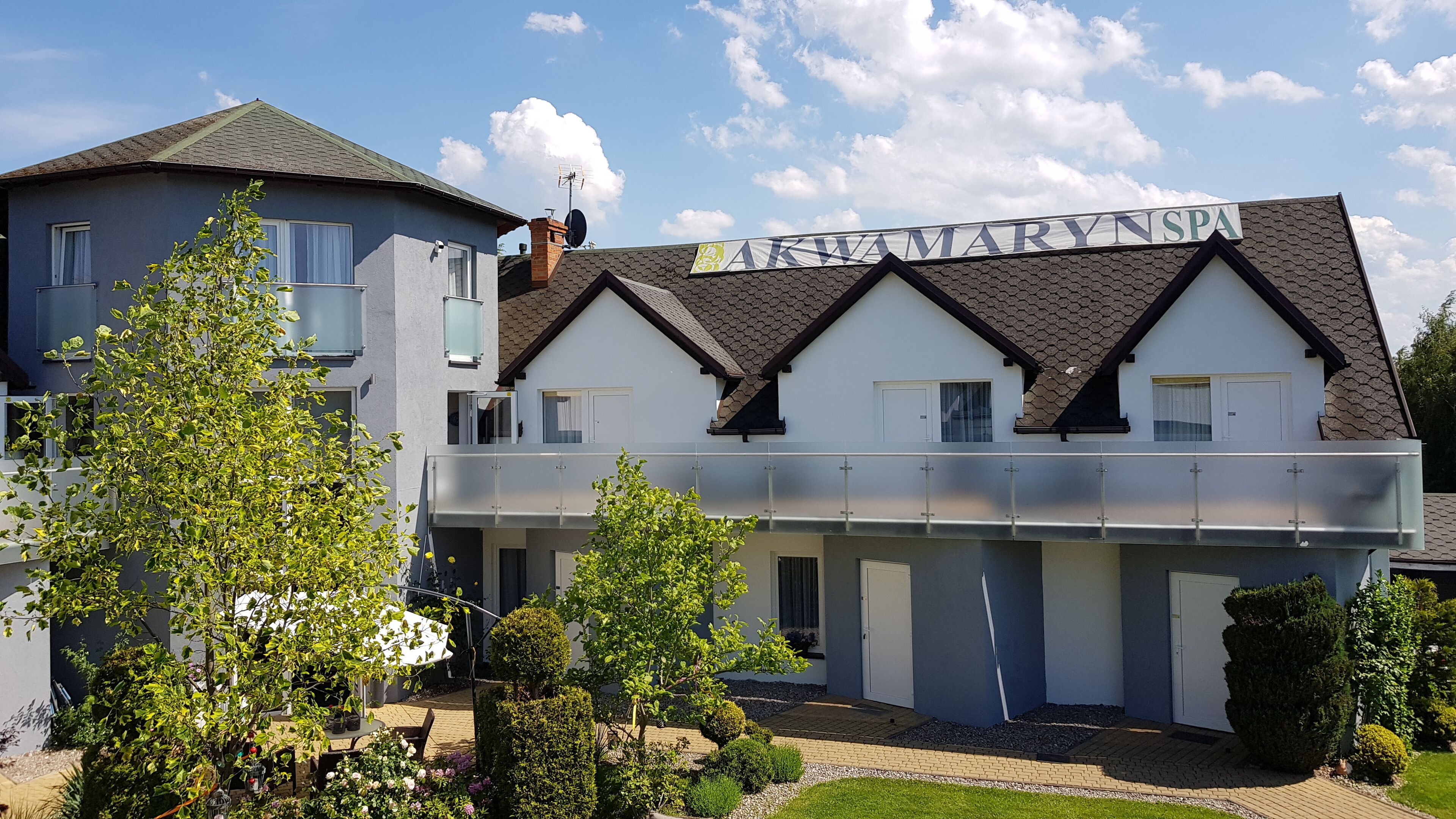 Un edificio moderno de dos pisos con un letrero que dice "AKWAMARYNSPA".