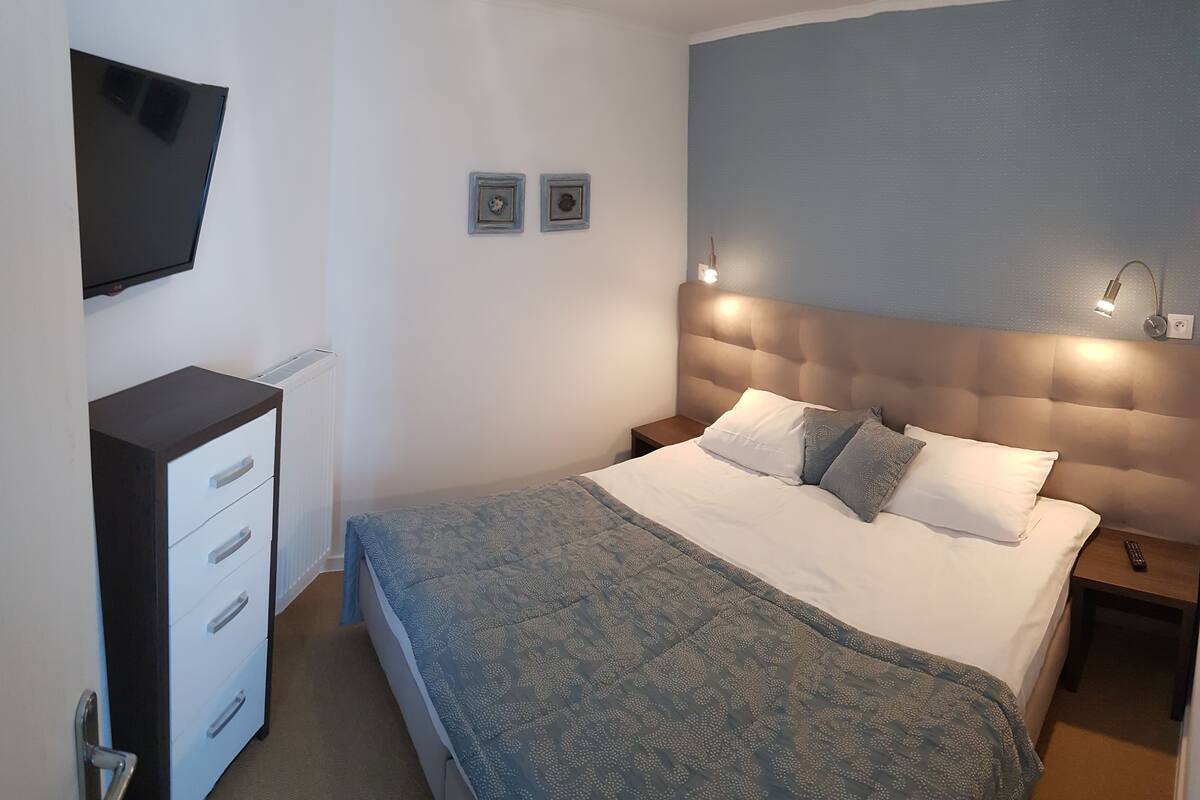 Deluxe Suite, 2 Bedrooms, Pool Access | Hypo-allergenic bedding available, blackout drapes