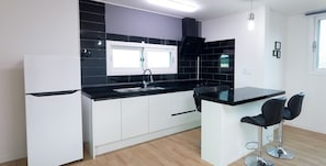 B-Type | Coin cuisine privé | Réfrigérateur, micro-ondes, plaque de cuisson, cuiseur de riz