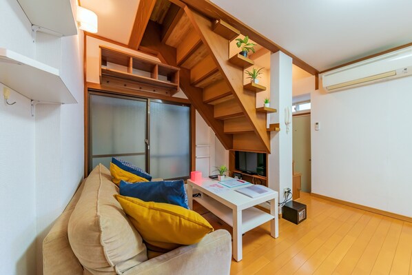 Nhà (Private Vacation Home) | Khu phòng khách | TV màn hình phẳng