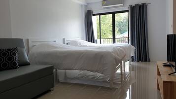 Habitación estándar con 2 camas individuales | Cortinas blackout, wifi gratis y ropa de cama