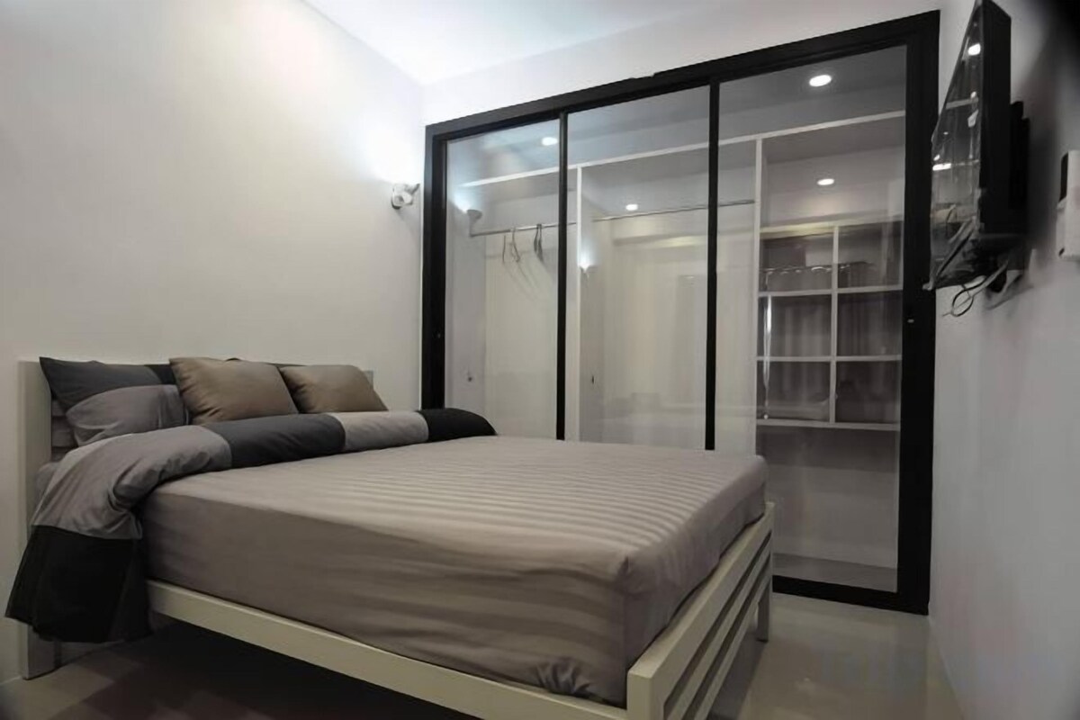 Blackout curtains, free WiFi, bed sheets