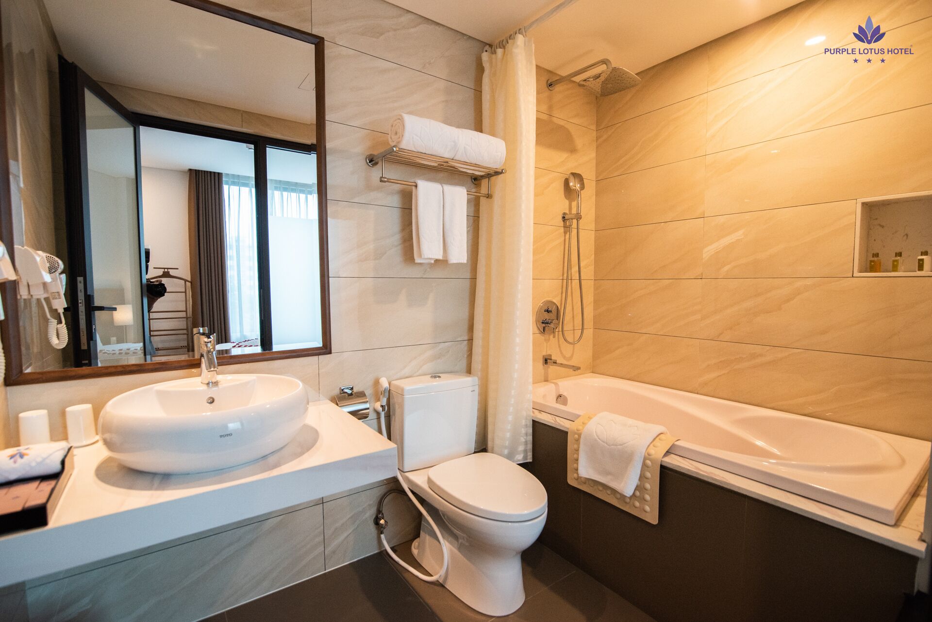 Un baño moderno con lavamanos, inodoro y bañera.