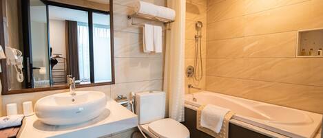 Un baño moderno con lavamanos, inodoro y bañera.
