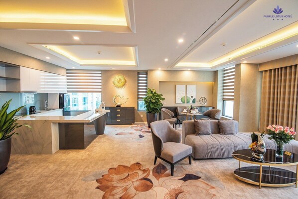 Suite Prestigio | Minibar, caja de seguridad en la habitación y escritorio 