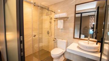 Appartamento Deluxe | Bagno | Doccia, set di cortesia gratuito, asciugacapelli, accappatoio