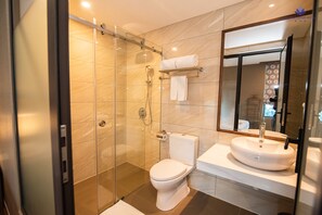 Apartamento Deluxe | Baño | Ducha, artículos de higiene personal gratuitos y secador de pelo