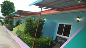 A building with a blue exterior, a covered porch, and a window. - Reuan Jao Ngao Resort (Maha Rat)