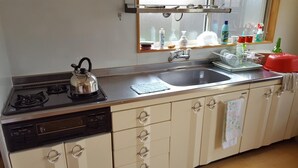 Talo (Private Vacation) | Yksityinen keittonurkkaus | Jääkaappi, mikroaaltouuni