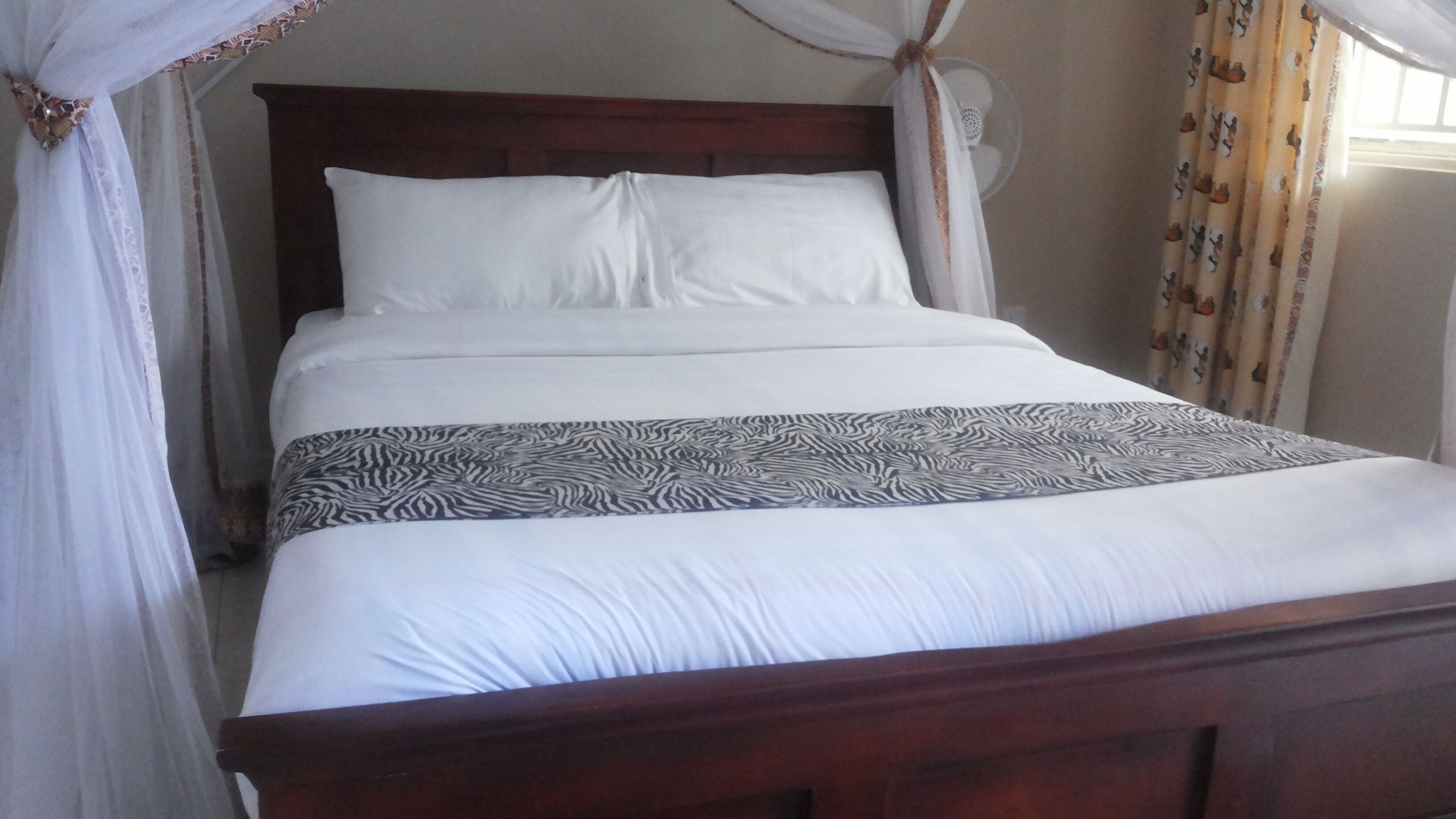Escritorio, wifi gratis, ropa de cama