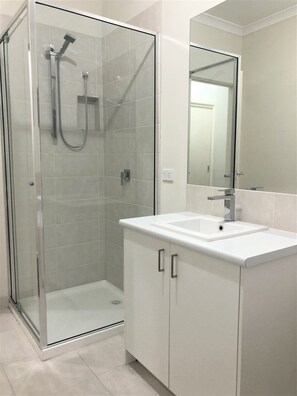 Baignoire, serviettes fournies, savon, papier toilette