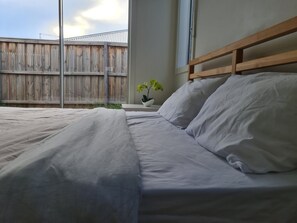 4 bedrooms, free WiFi, bed sheets - Serenity 11 - Whole House (Pakenham)