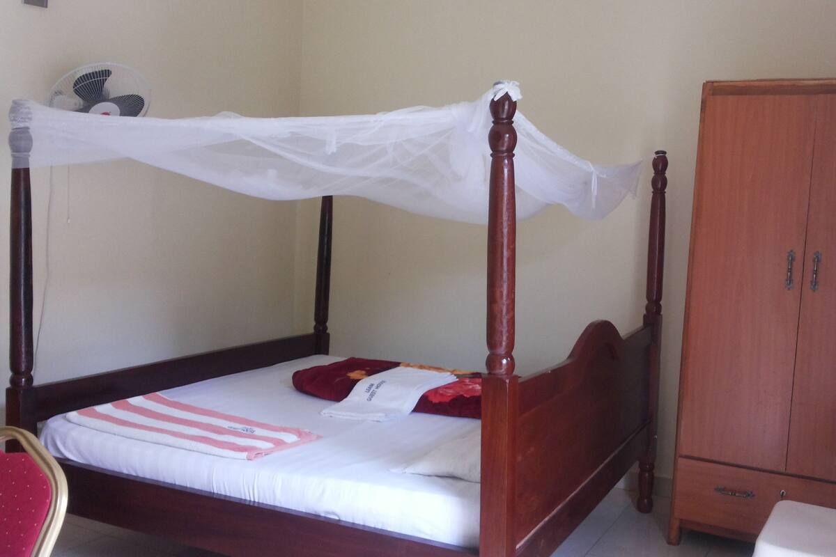 Habitación doble, baño compartido | Insonorización y ropa de cama