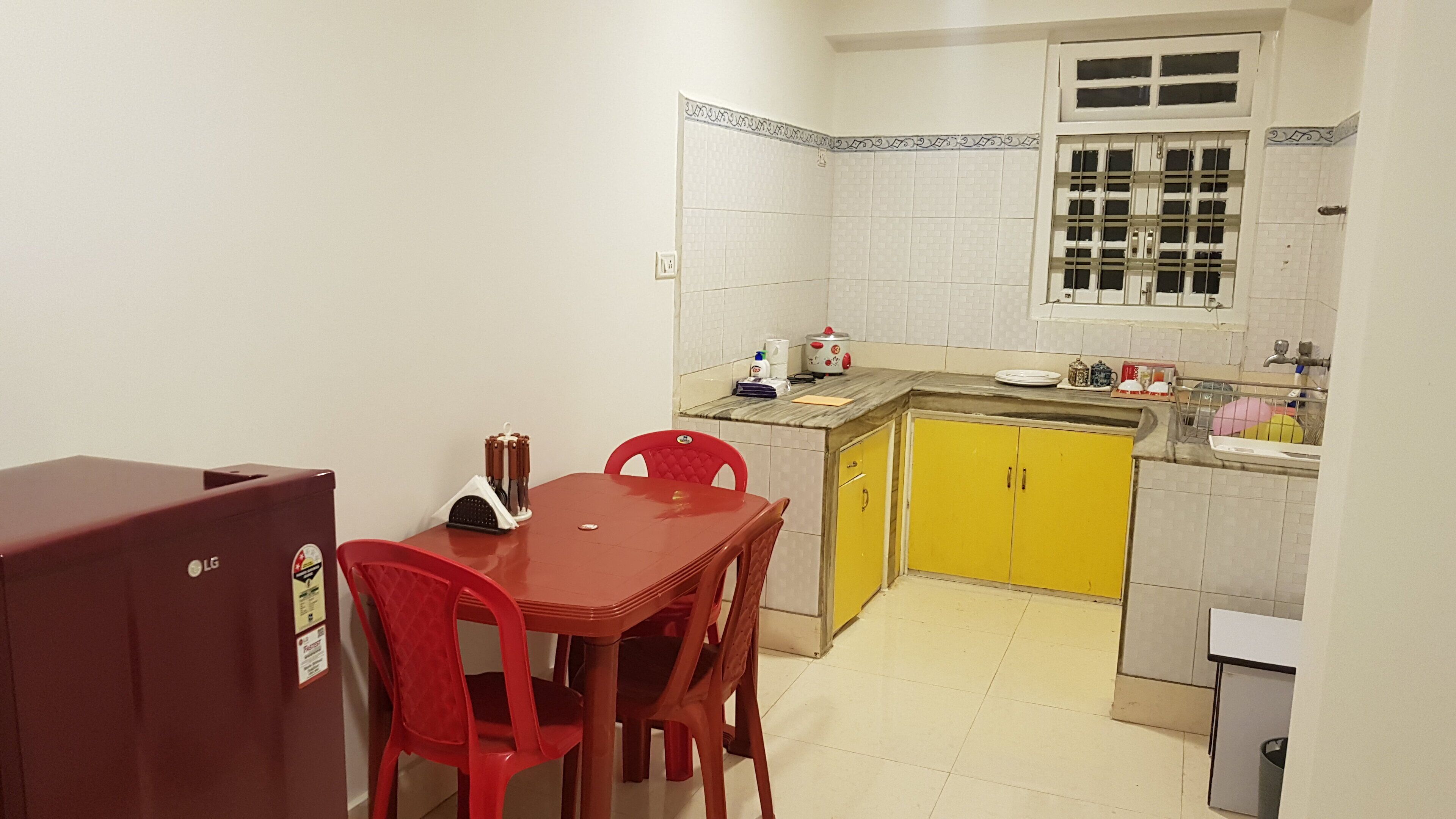 冰箱、炉灶、电热水壶、调味品