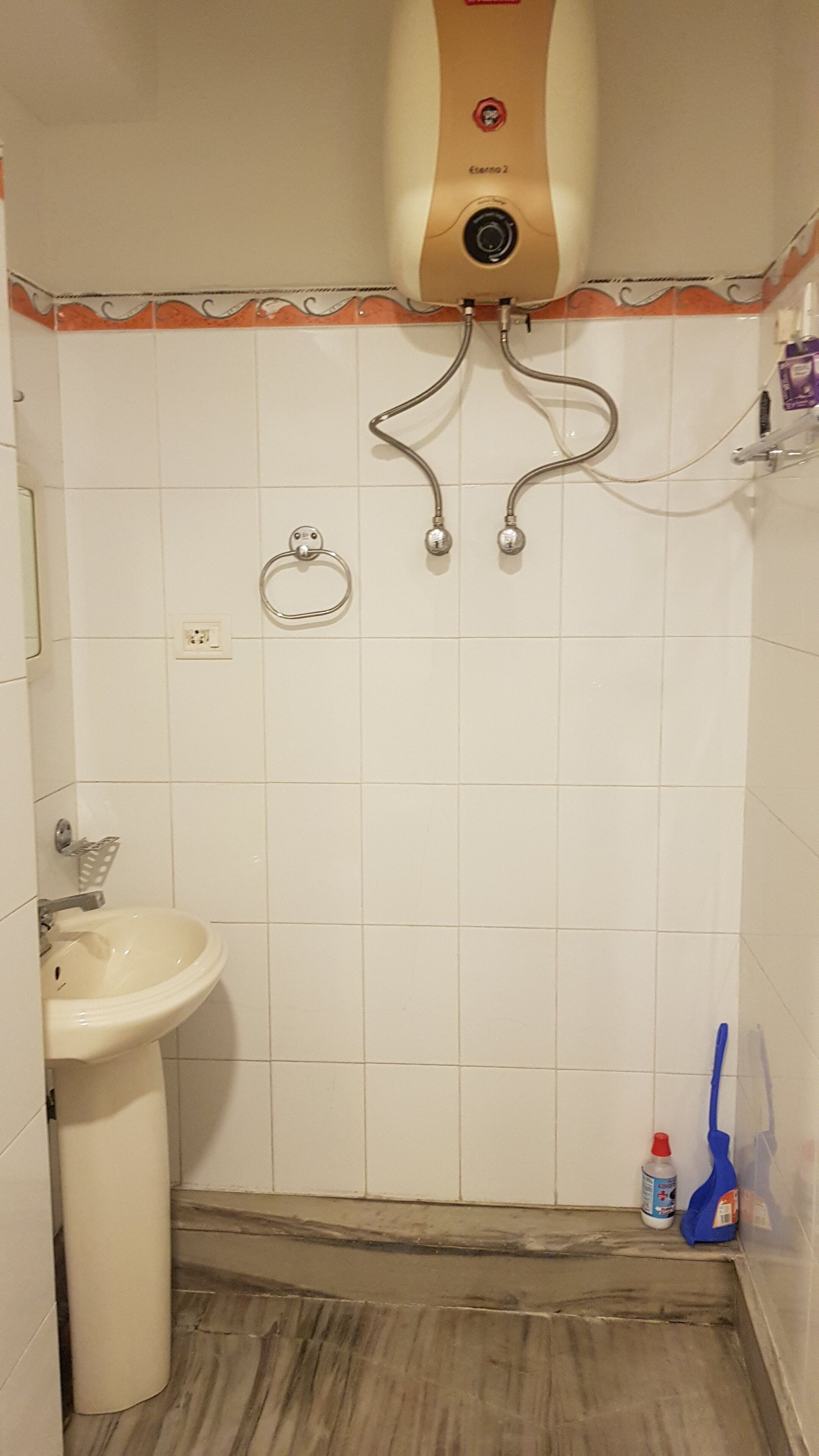 Serviettes fournies, papier toilette