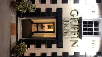 Un bâtiment avec une enseigne indiquant « GRINN INN » et une fenêtre à carreaux.