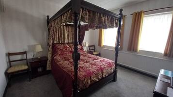 Four Poster Room | Free WiFi