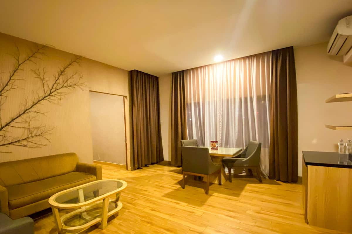 1 habitación, escritorio y espacio para trabajar con laptop