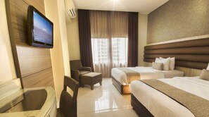 Desk, laptop workspace, soundproofing, bed sheets - Gren Alia Jakarta Hotel (Jakarta)