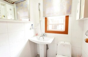 Doppelzimmer | Badezimmer | Dusche, kostenlose Toilettenartikel, Haartrockner, Handtücher