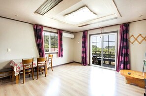 Living area - Evergreen Pension Taean (Taean)