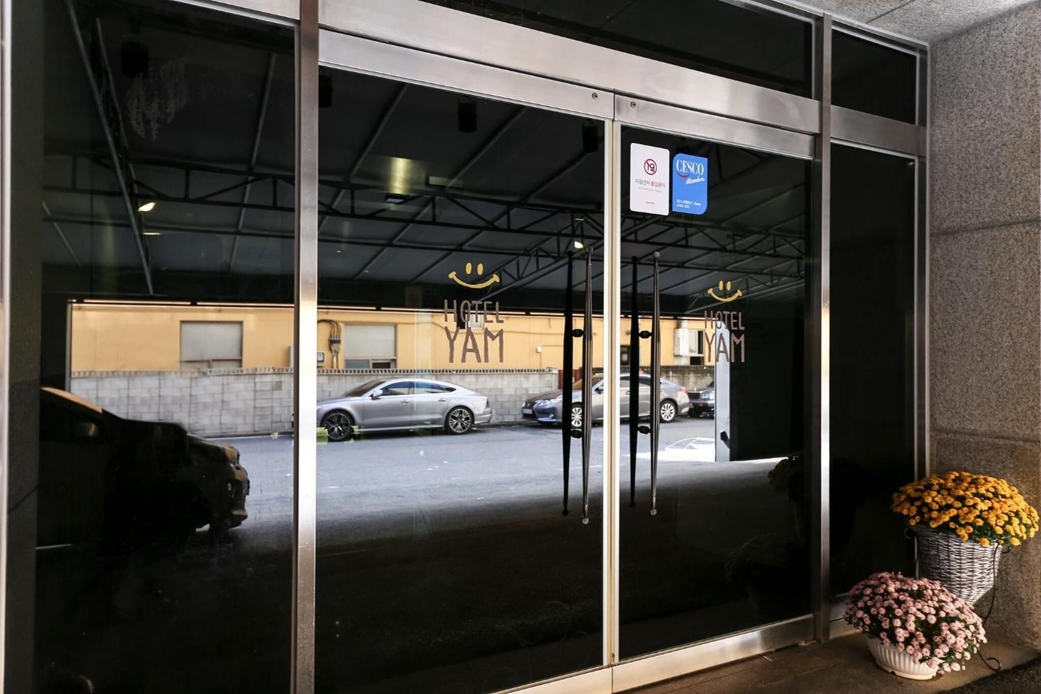 1 bedroom, premium bedding, desk, laptop workspace