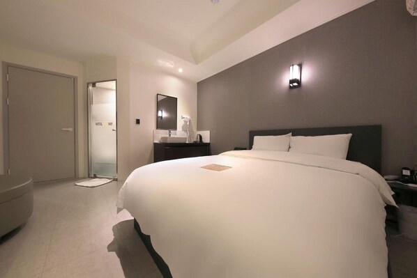 Premium bedding, desk, laptop workspace, blackout drapes - Hotel Yam Yuseong Oncheon (Daejeon)
