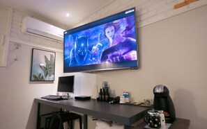 VIP (Movie, Styler/Extra Fee for 2+ Nights including Weekend or National Holidays) | Biancheria da letto di alta qualità, una scrivania, postazione laptop