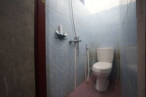 A small bathroom with a toilet, a shower, and a sink. - Hotel O Silampari (Lubuklinggau)