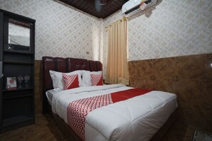 Standard Double Room | Desk, free WiFi, bed sheets
