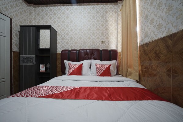Standard Double Room | Desk, free WiFi, bed sheets