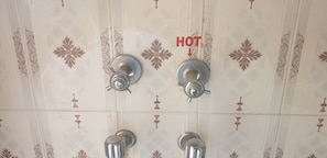 Honeymoon Double Room | In-room safe, blackout drapes, soundproofing, free WiFi