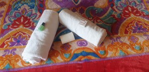 Habitación doble de luna de miel | Caja de seguridad en la habitación, cortinas blackout y insonorización 