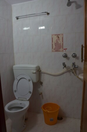 Standard Double Room | Bathroom | Shower, towels, soap, shampoo
