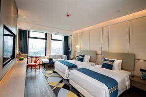 Habitación ejecutiva con 2 camas individuales | Tabla de planchar con plancha, wifi gratis y ropa de cama