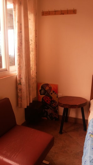 Individually decorated, individually furnished, free WiFi, bed sheets - The Pagoda (Gulu)