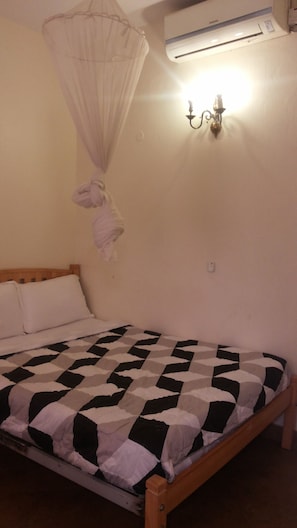 Individually decorated, individually furnished, free WiFi, bed sheets - The Pagoda (Gulu)