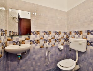 Shower, bidet, towels - Trippr Alleppey - Backpacker Hostel (Ambalapuzha)