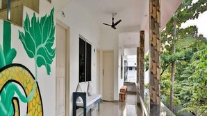 Interior moderno com escada, um banco e vista para o verde lá fora.