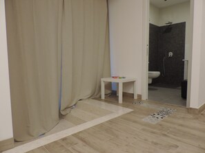 تجهيزات دش، مجففات شعر، مناشف، صابون